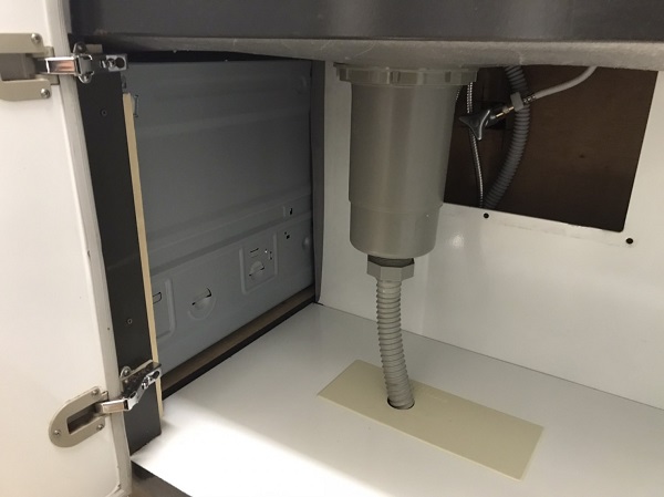 60ｃｍ食器乾燥機を45ｃｍ食洗機に取替える　シンク下配管確認